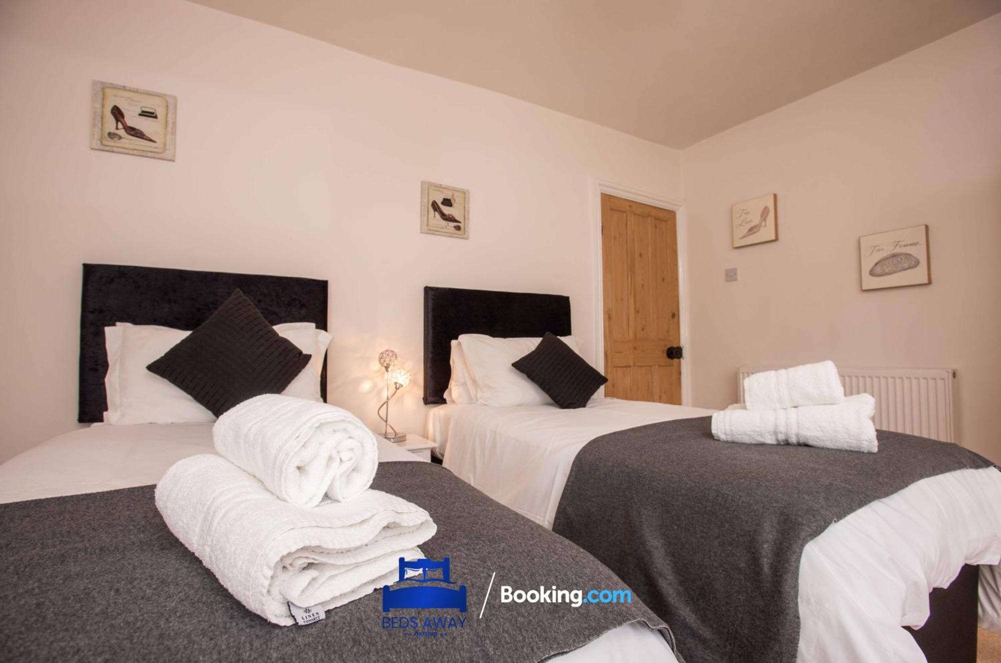 Casa vacanze Tolkien View House In By Beds Away Short Lets & Serviced With Outdoor Fireplace & Free Private Parking *